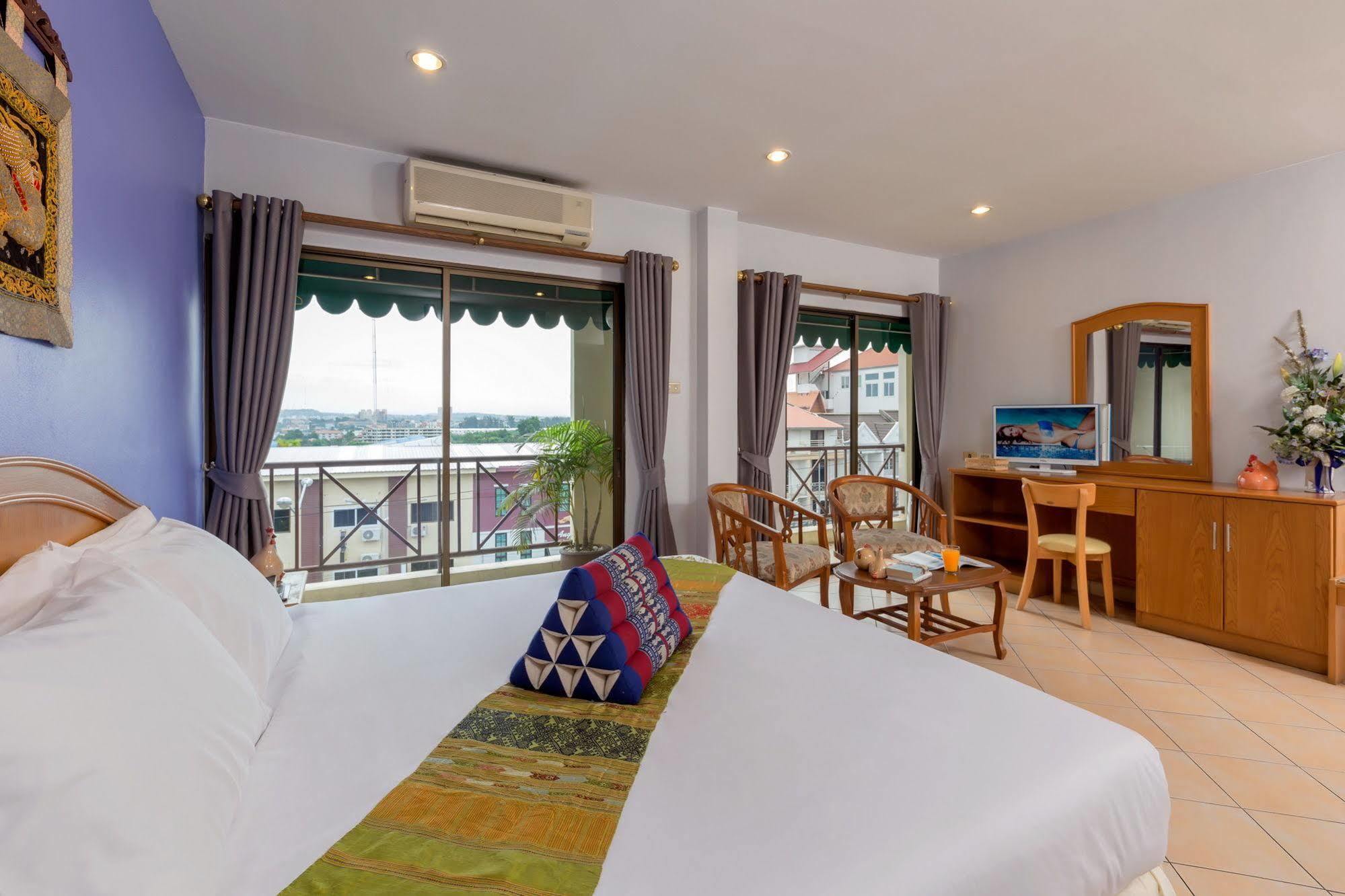 Seven Oaks Inn Jomtien Beach Exterior foto