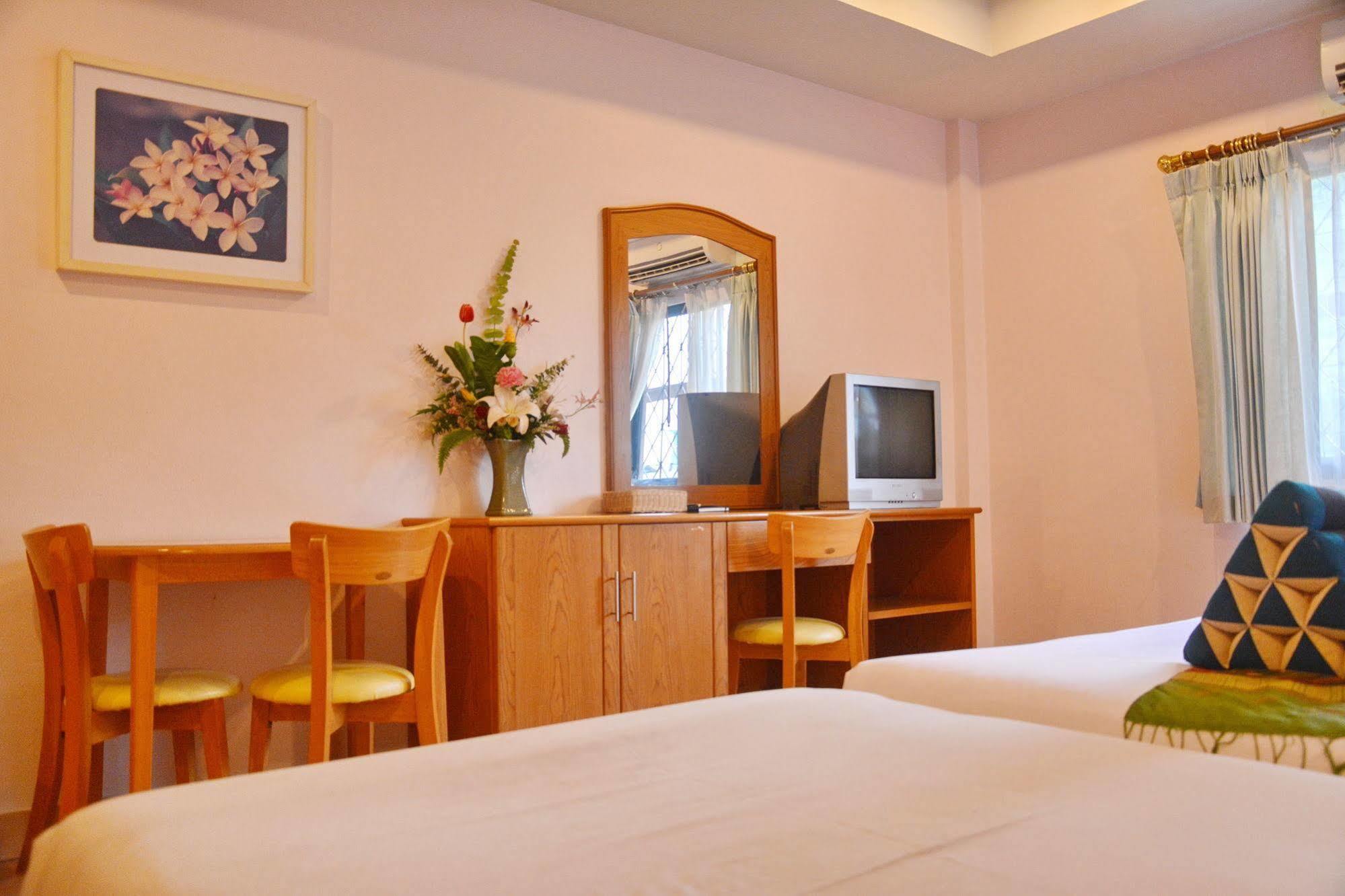 Seven Oaks Inn Jomtien Beach Exterior foto