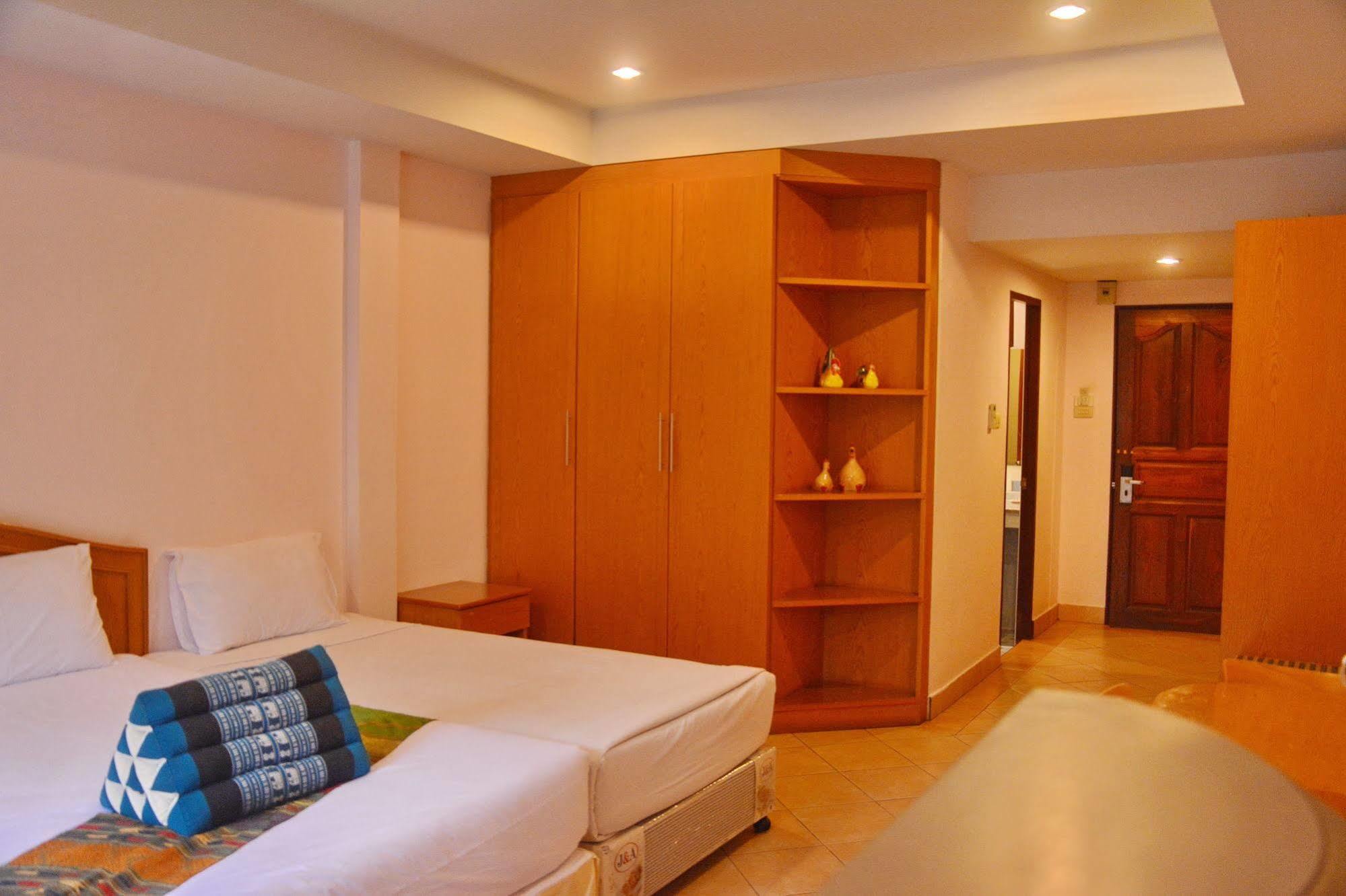 Seven Oaks Inn Jomtien Beach Exterior foto