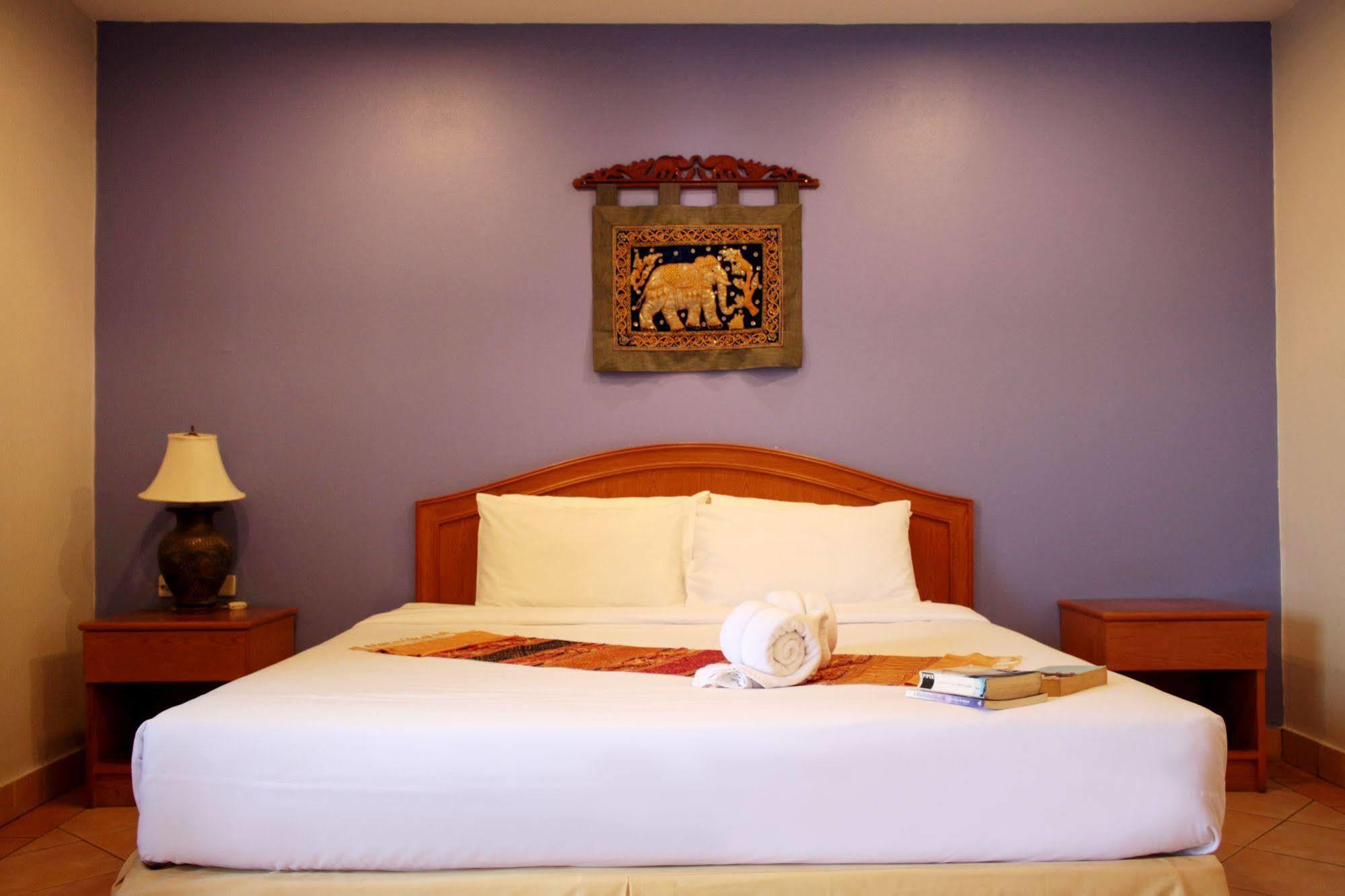 Seven Oaks Inn Jomtien Beach Exterior foto
